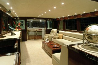 Luxury superyacht Emerald Lady - Salon.png